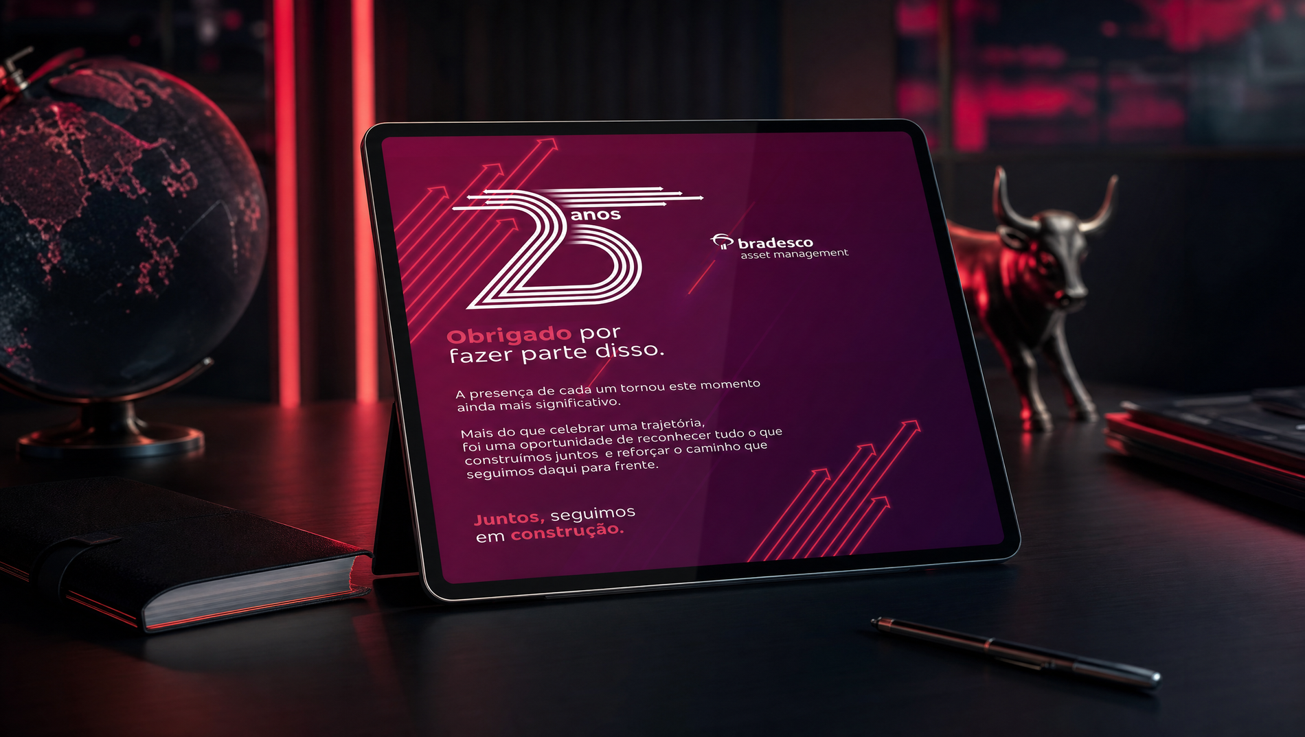 Aplicação digital do Bradesco Asset 25 anos em tablet