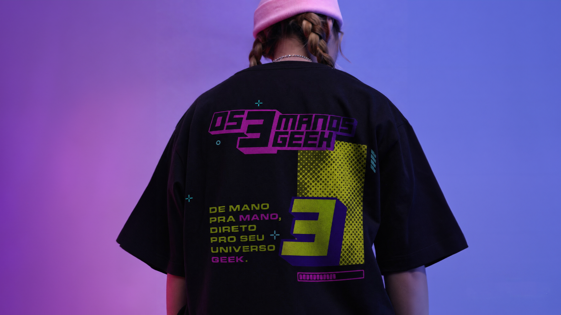 Aplicação da marca Os 3 Manos Geek em camiseta