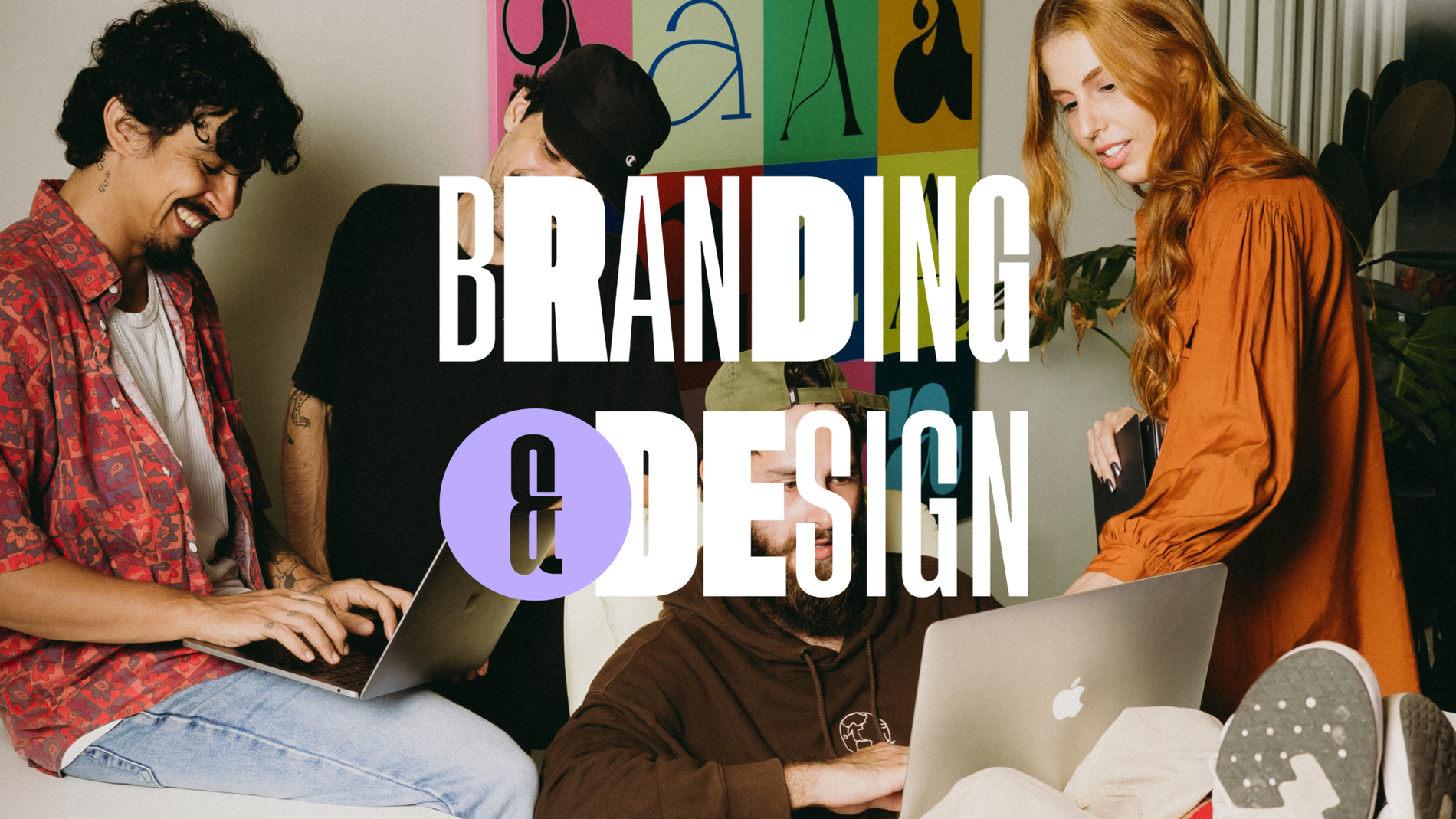 Equipe criativa trabalhando em branding e design